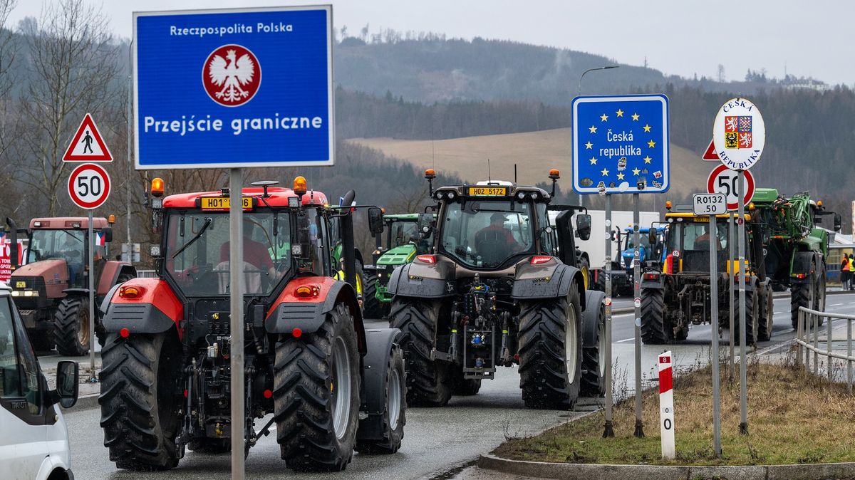 Zemědělci z Polska, Česka a Německa protestovali v Trojmezí, s traktory zablokovali silnici